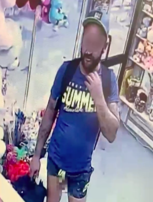Фото Полиция ищет мужчину, который оголился в цветочном магазине в Новосибирске 2